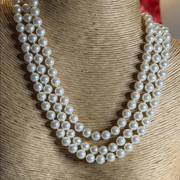 Elegant Pearl Necklace with Gold Accent - Picture 3 of 4